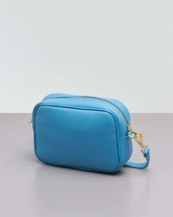 Cross bag azzurra in pelle effetto martellato