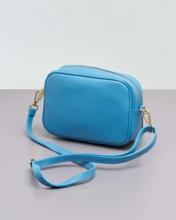Cross bag azzurra in pelle effetto martellato