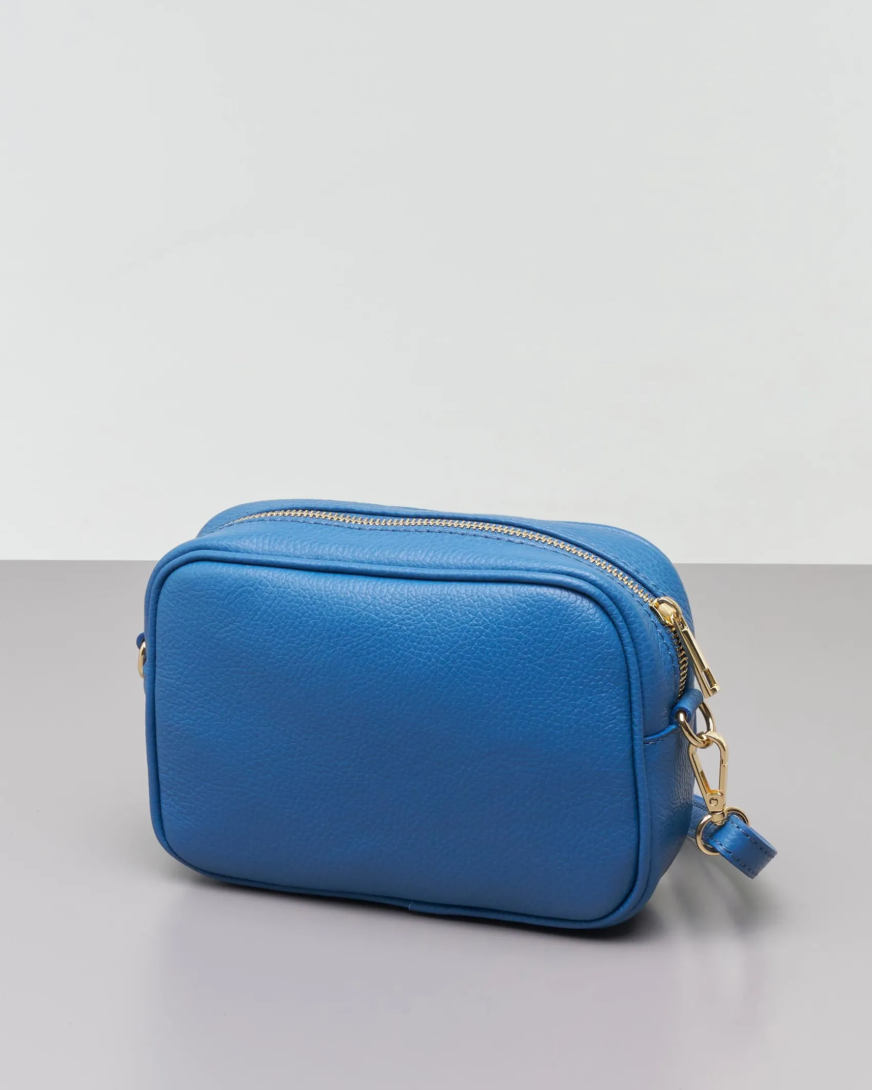 Cross bag color avio in pelle effetto martellato