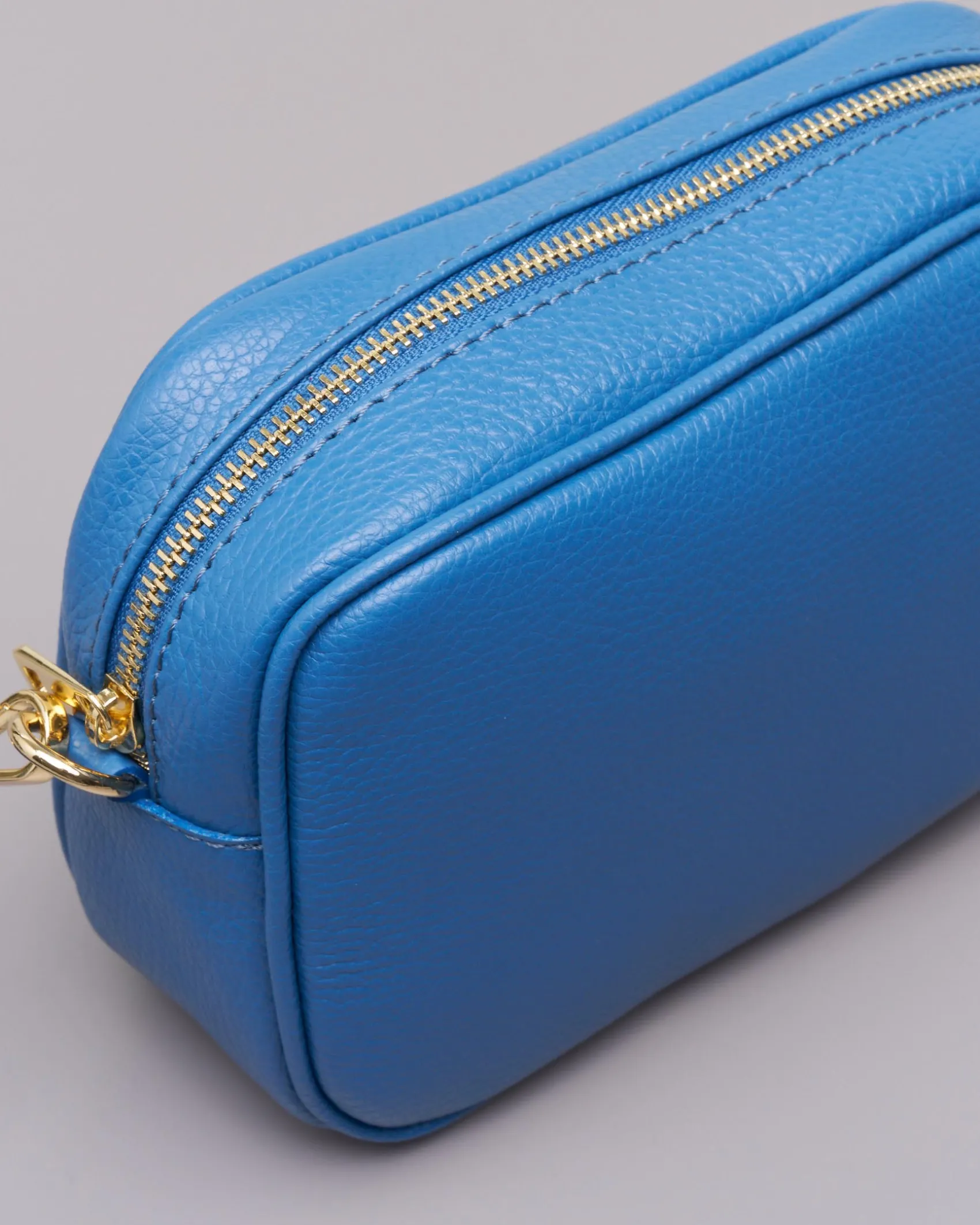 Cross bag color avio in pelle effetto martellato