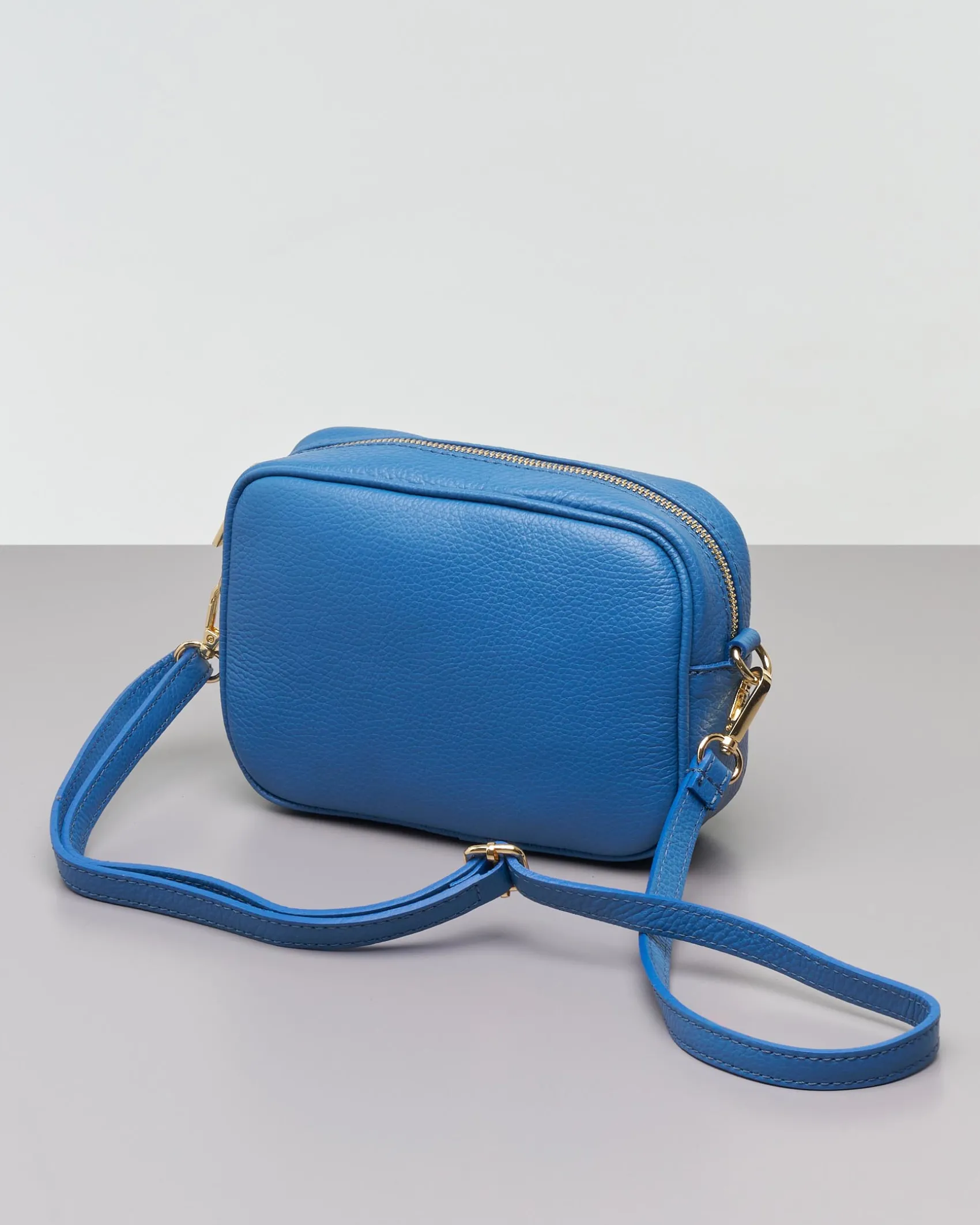 Cross bag color avio in pelle effetto martellato