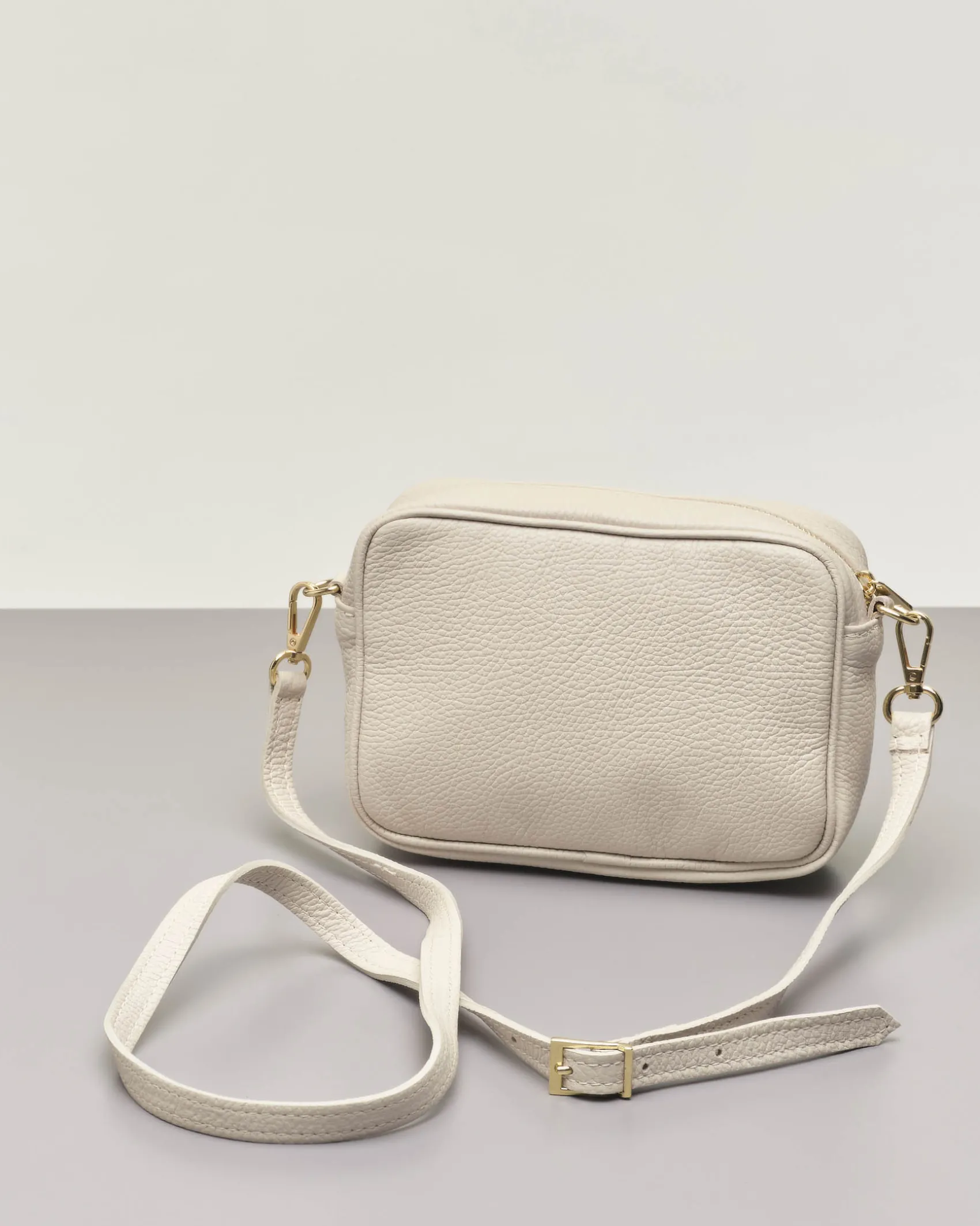 Cross bag color avorio in pelle effetto martellato
