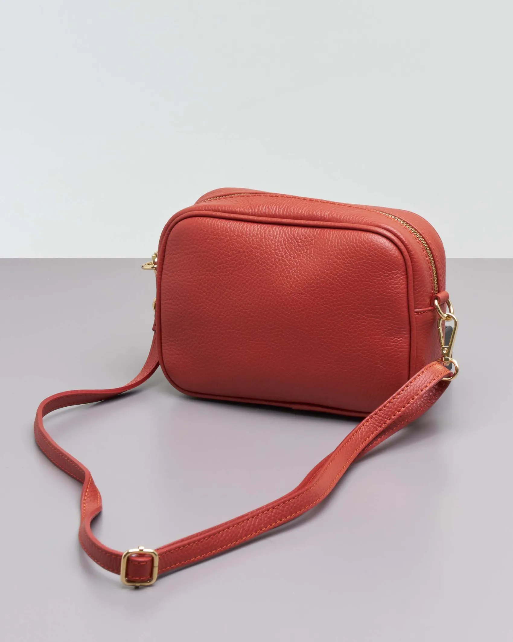 Cross bag color coccio in pelle effetto martellato