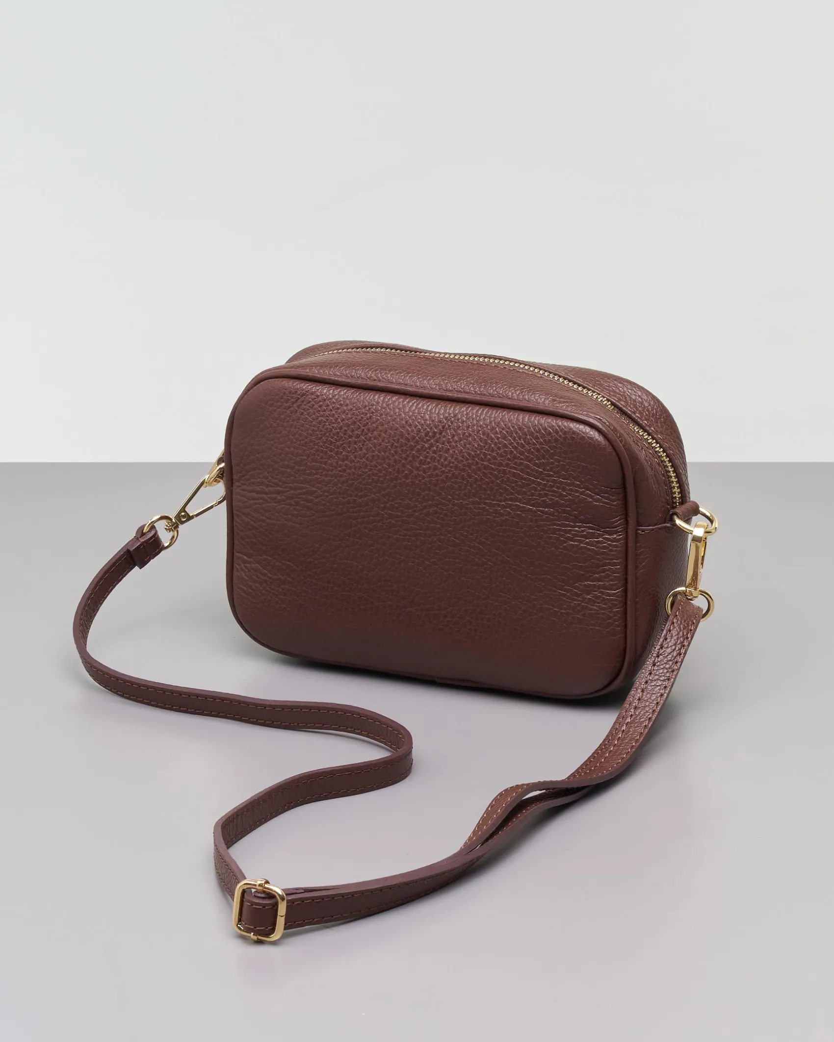 Cross bag color moka in pelle effetto martellato
