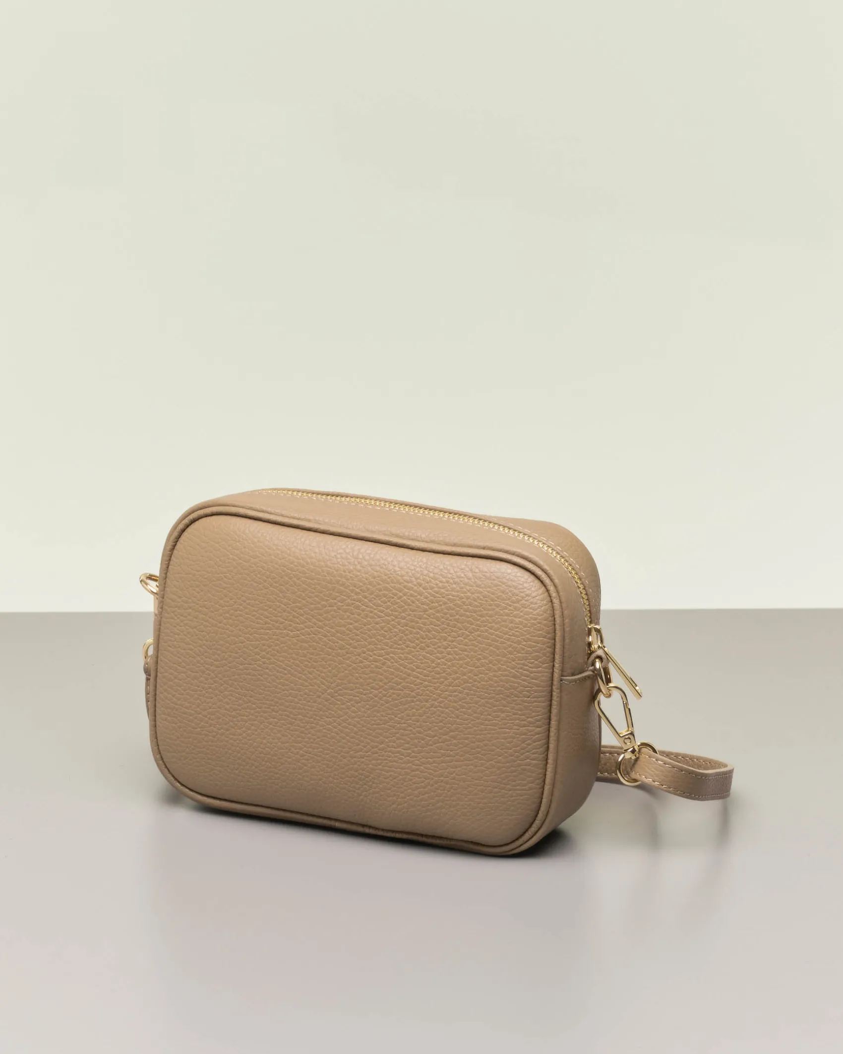 Cross bag color taupe in pelle efetto martellato