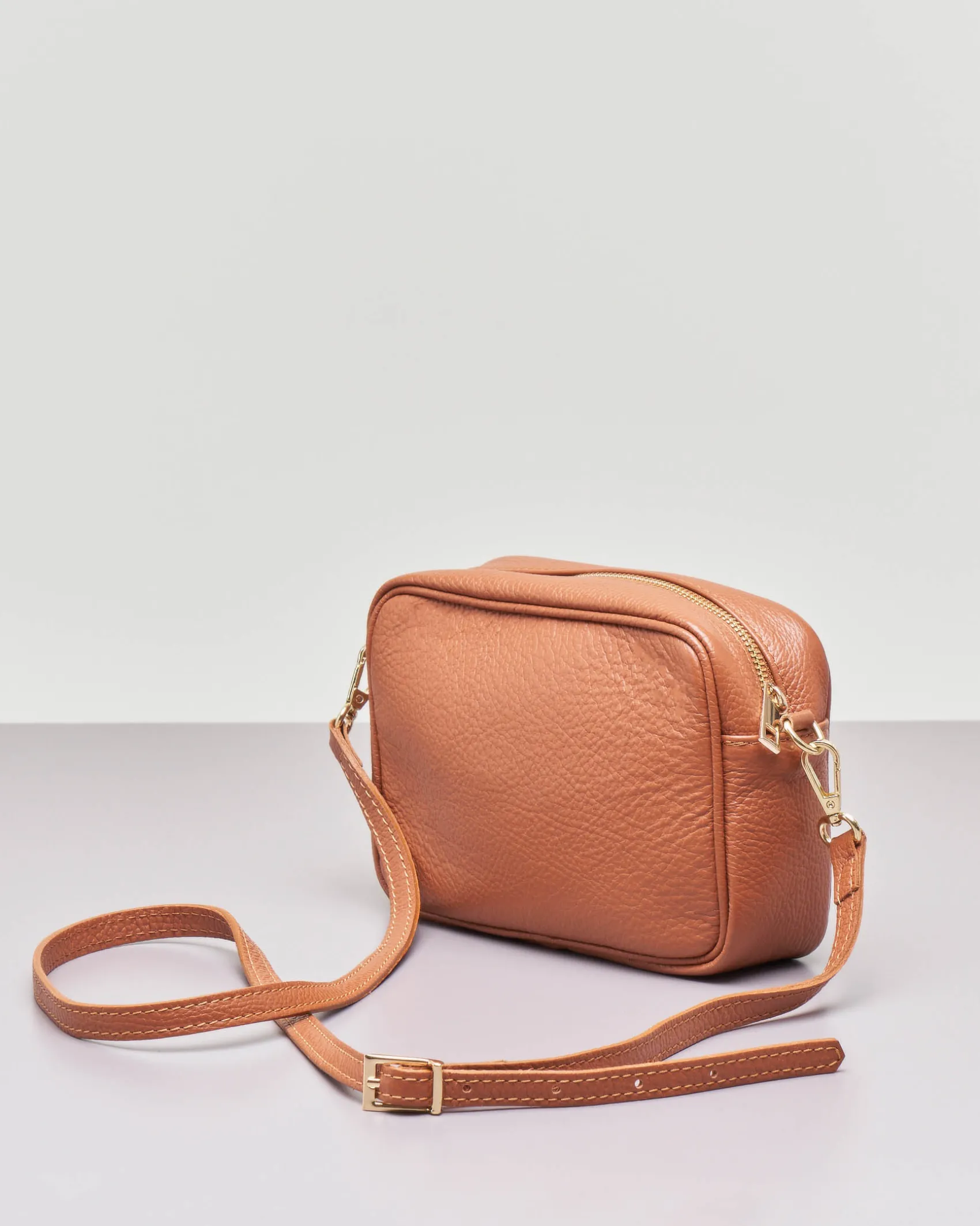 Cross bag in pelle color cuoio effetto martellato