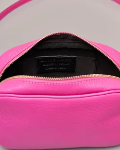 Cross bag in pelle fucsia effetto martellato