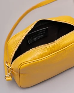 Cross bag in pelle senape effetto martellato