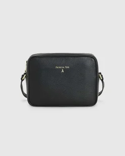 Cross bag nera in pelle effetto martellato con scritta logo dorata sul davanti