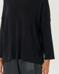 Dolcevita nero in lana merino dalla linea svasata con tasche applicate sul davanti
