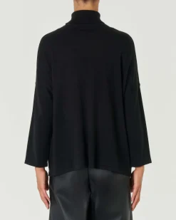 Dolcevita nero in lana merino dalla linea svasata con tasche applicate sul davanti