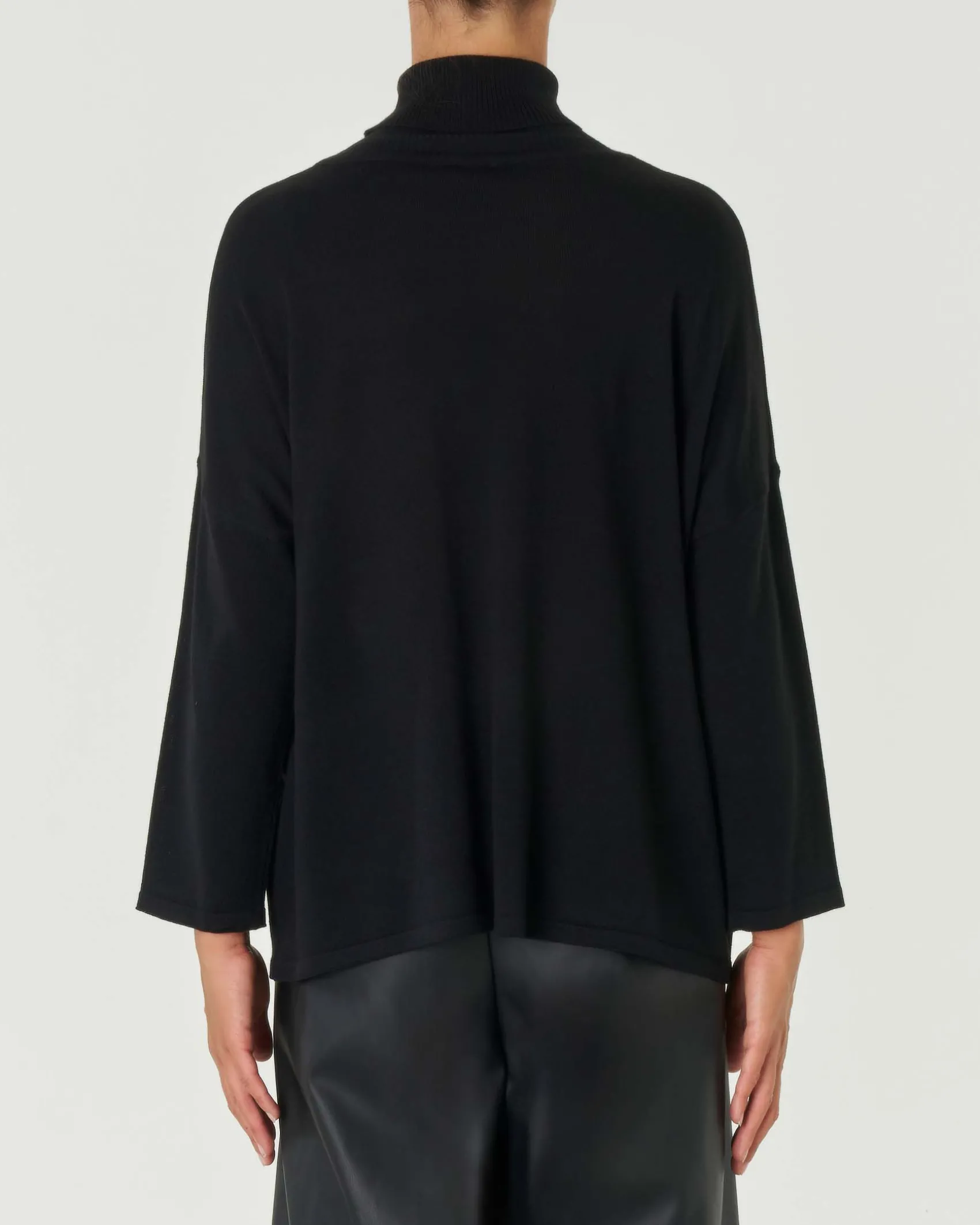 Dolcevita nero in lana merino dalla linea svasata con tasche applicate sul davanti