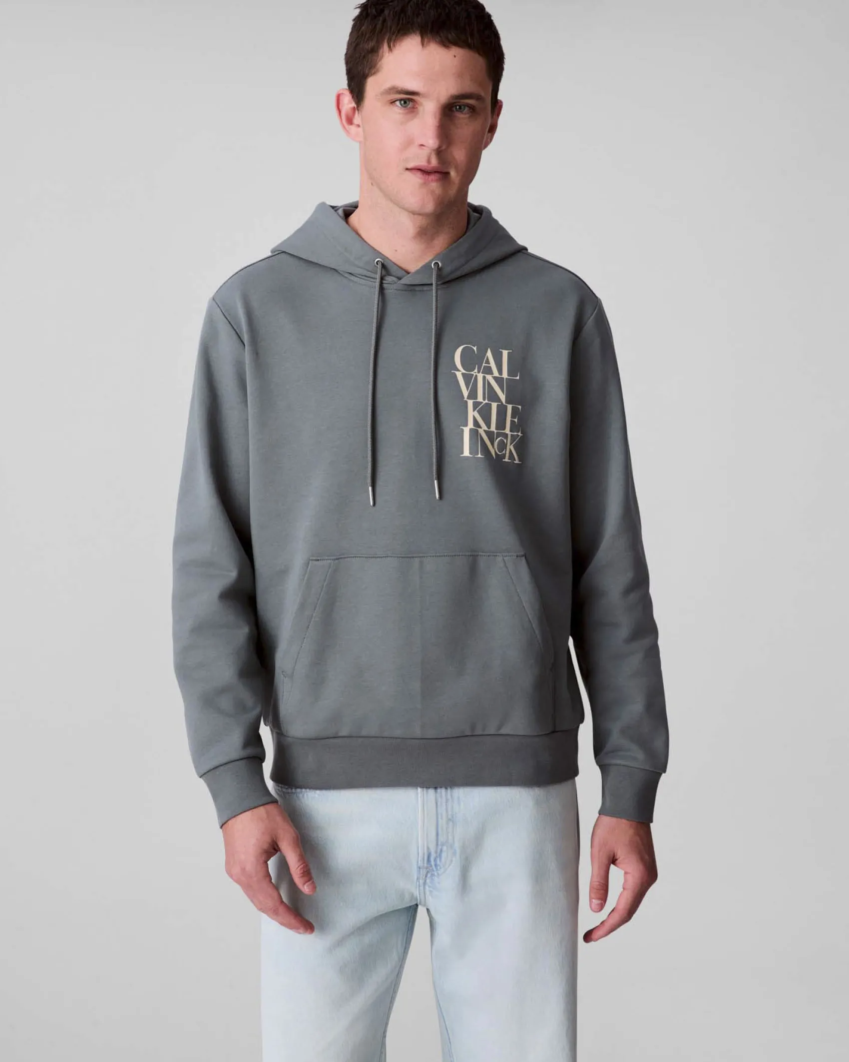 Felpa Calvin Klein Jeans grigia in misto cotone con cappuccio e logo stampato sul petto