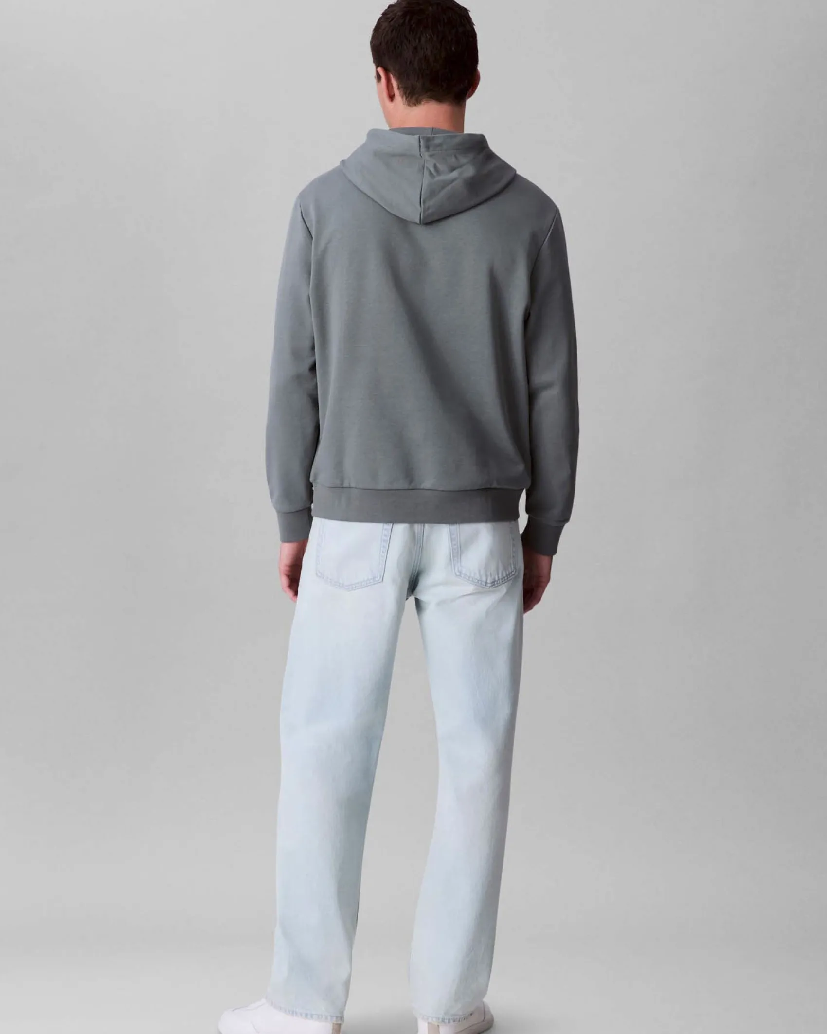 Felpa Calvin Klein Jeans grigia in misto cotone con cappuccio e logo stampato sul petto
