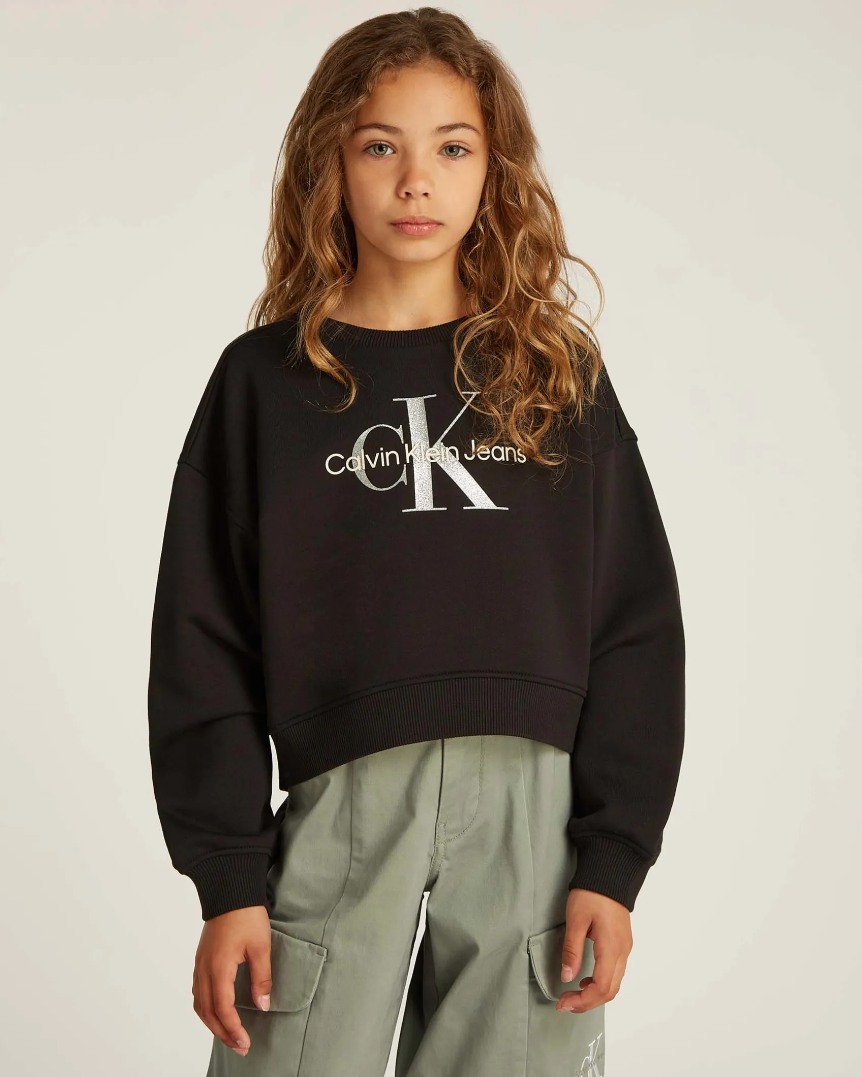 Felpa Calvin Klein nera cropped in cotone con logo argento glitterato
