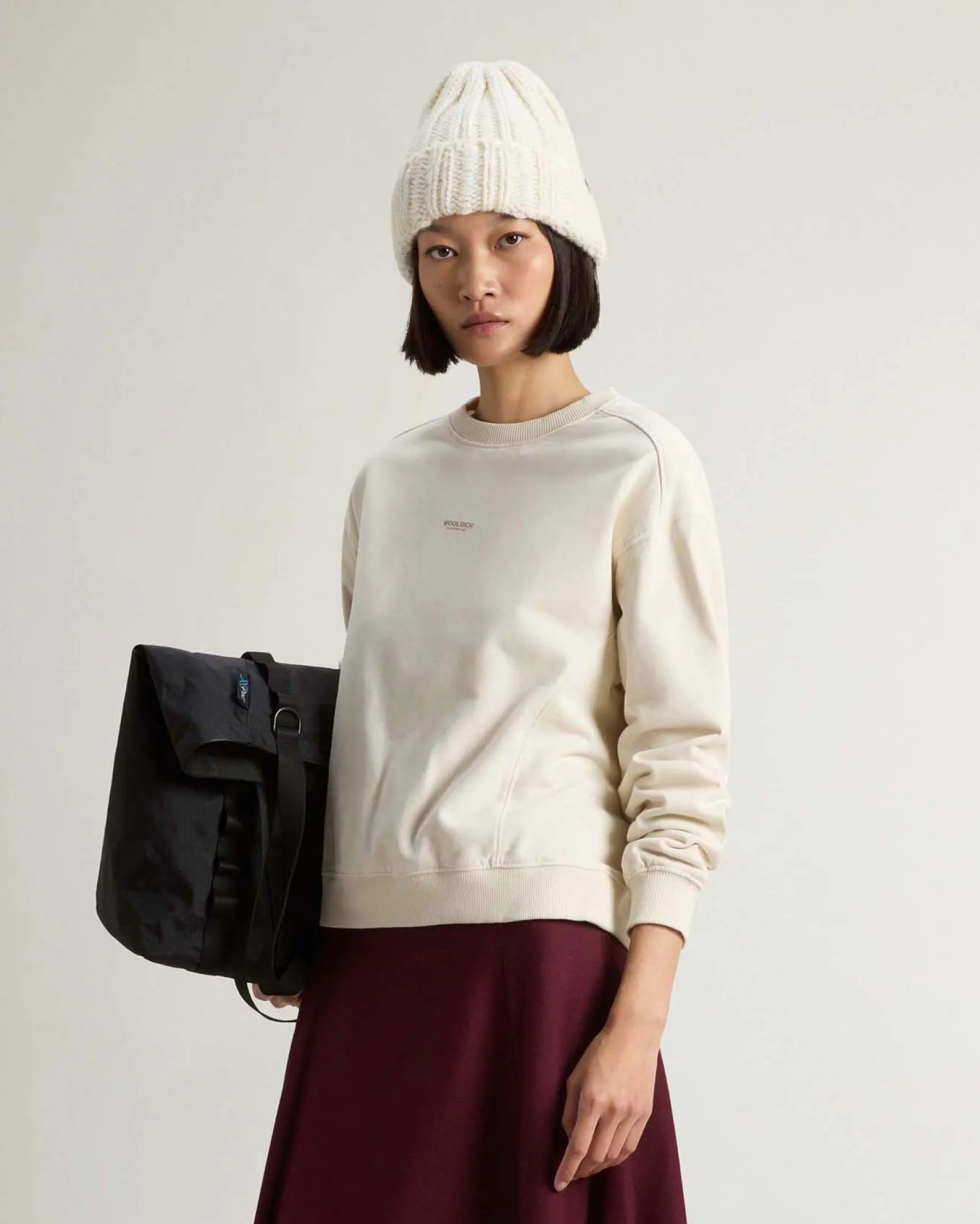 Felpa color latte Woolrich in cotone con scollo a giro e scritta logo stampata sul petto