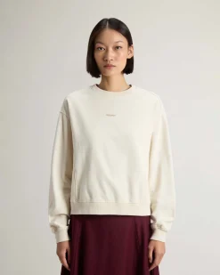Felpa color latte Woolrich in cotone con scollo a giro e scritta logo stampata sul petto