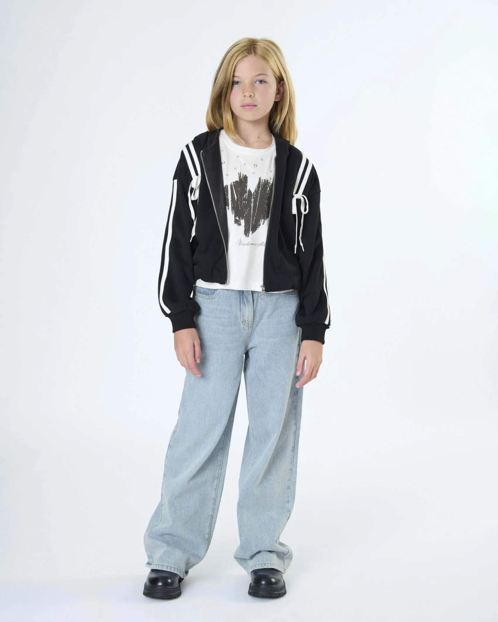 Felpa cropped nera To be Too con cappuccio e lacci bianchi