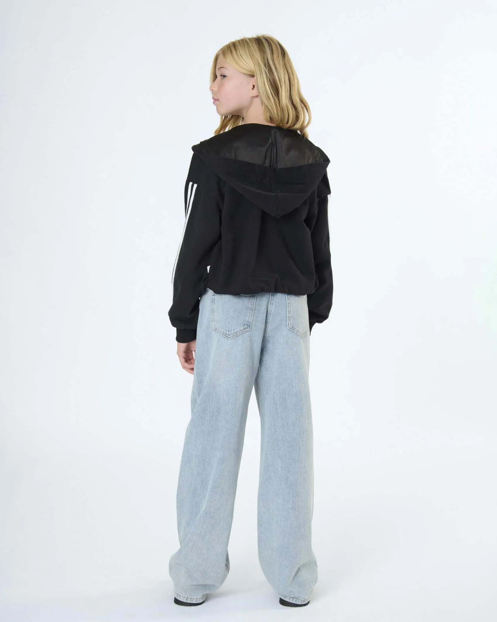 Felpa cropped nera To be Too con cappuccio e lacci bianchi