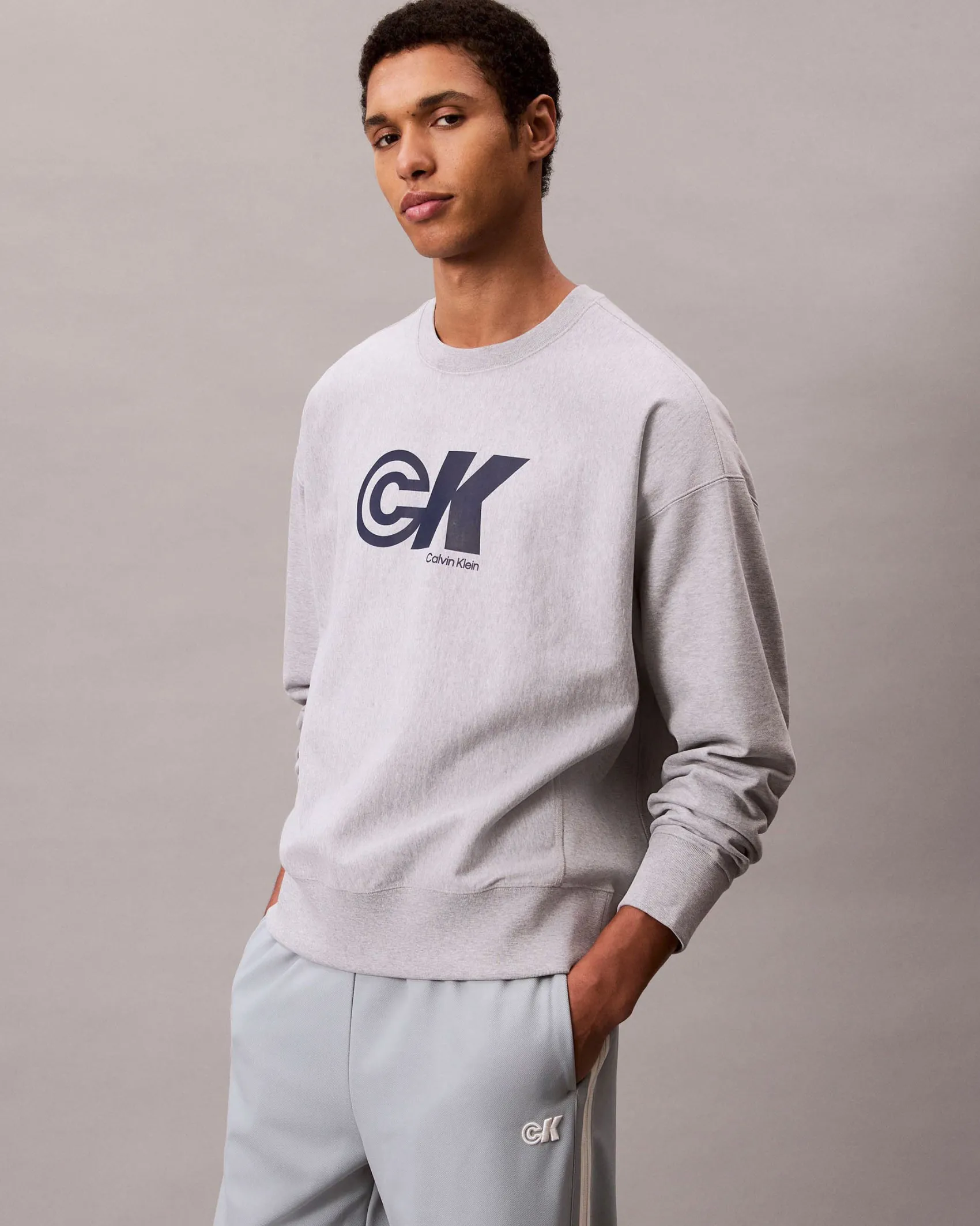 Felpa girocollo Calvin Klein Jeans grigia in misto cotone con logo stampato sul davanti