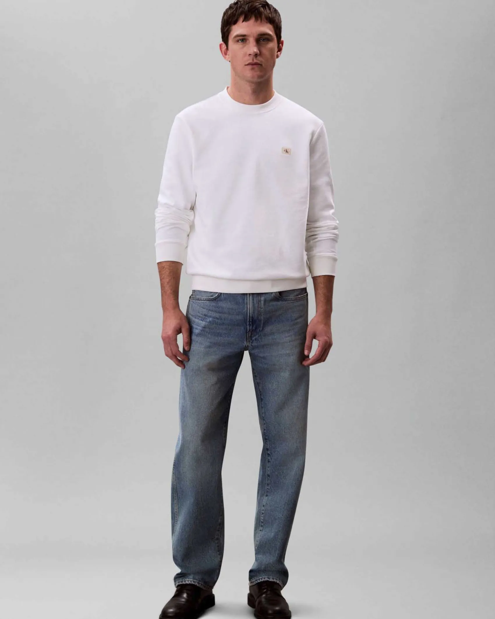 Felpa girocollo Calvin Klein Jeans bianca in cotone con logo applicato sul petto