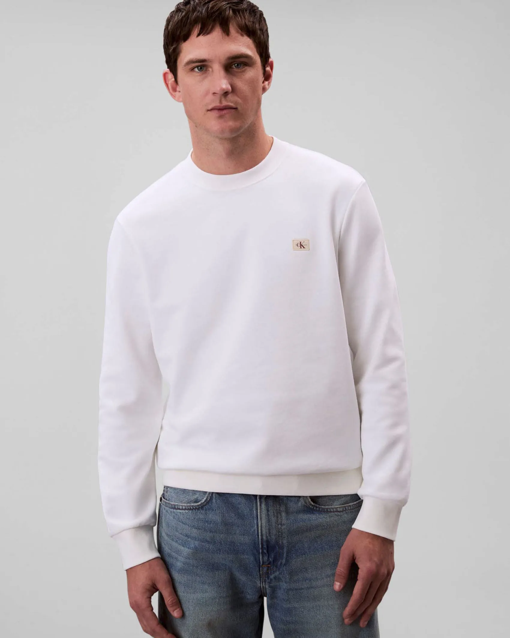 Felpa girocollo Calvin Klein Jeans bianca in cotone con logo applicato sul petto
