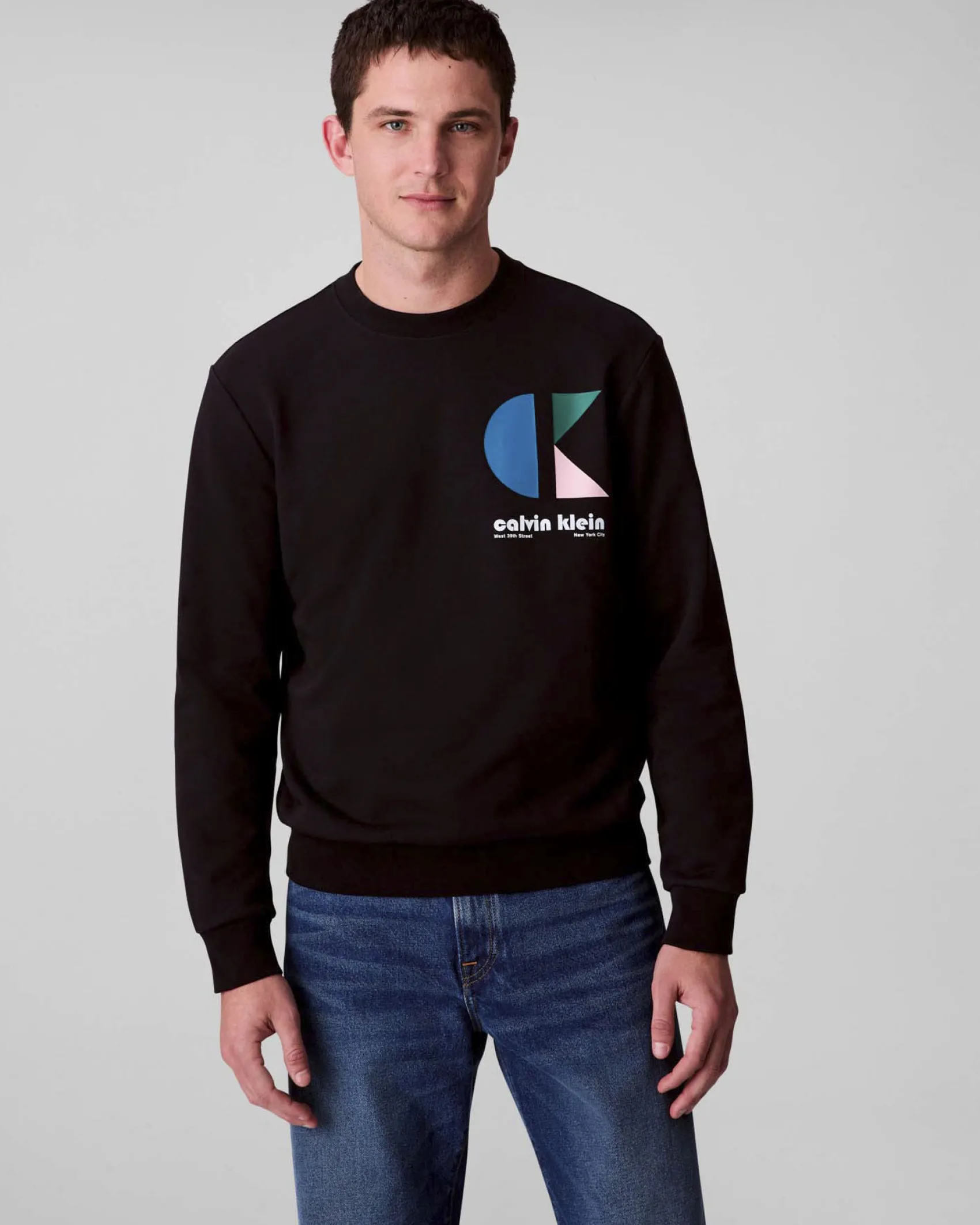 Felpa girocollo Calvin Klein Jeans nera in misto cotone con logo stampato multicolore