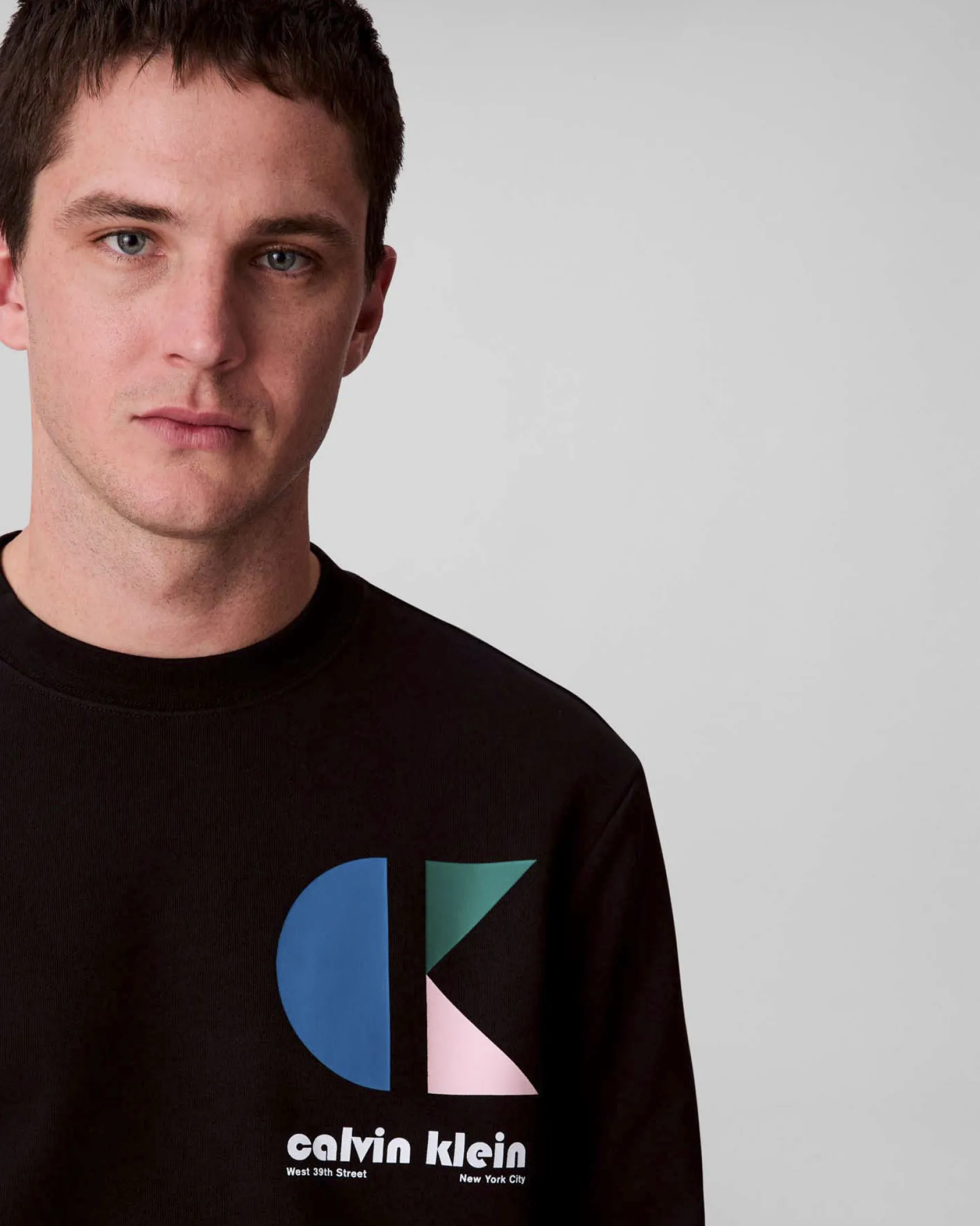 Felpa girocollo Calvin Klein Jeans nera in misto cotone con logo stampato multicolore