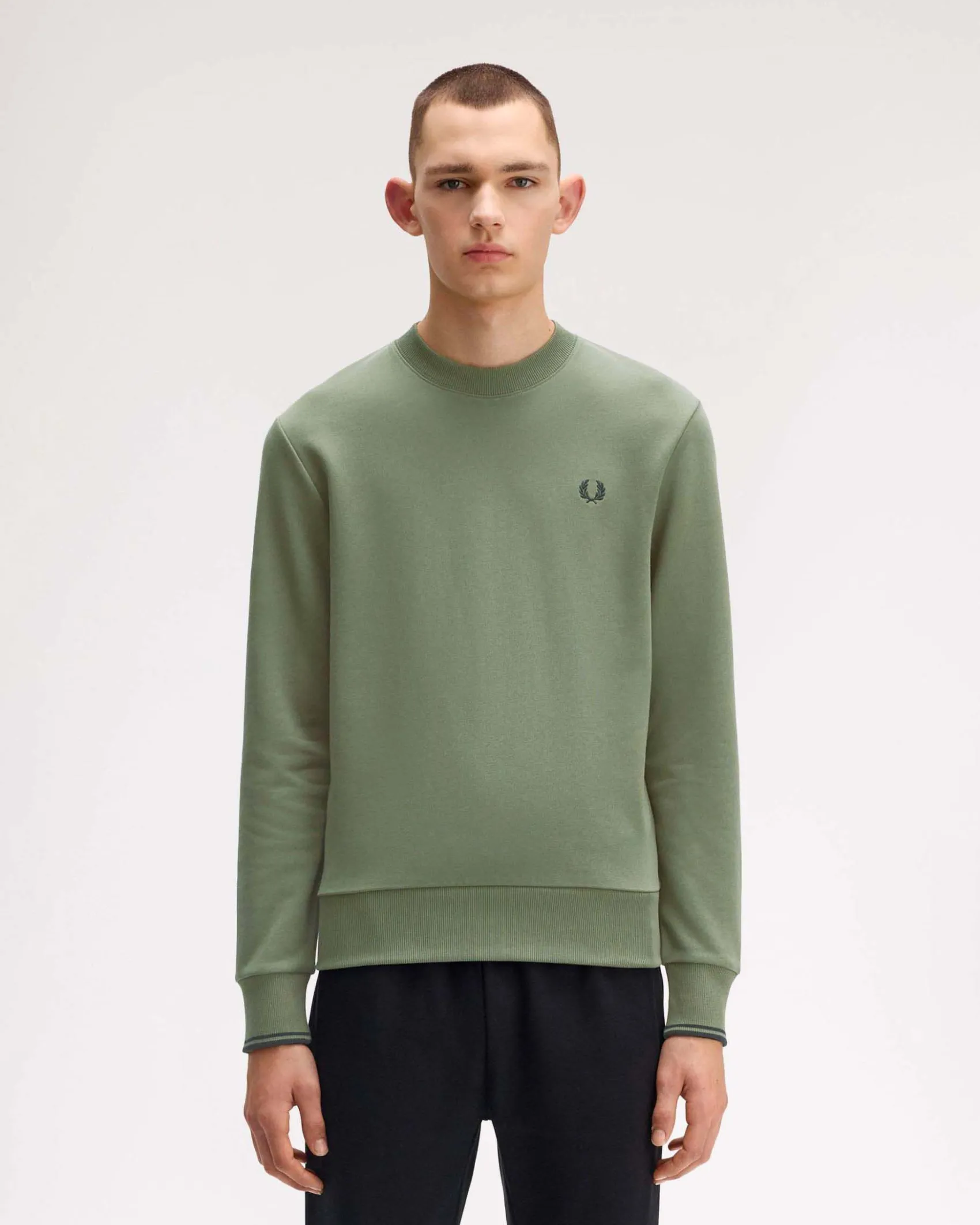Felpa girocollo Fred Perry verde salvia con bordino blu sulla manica