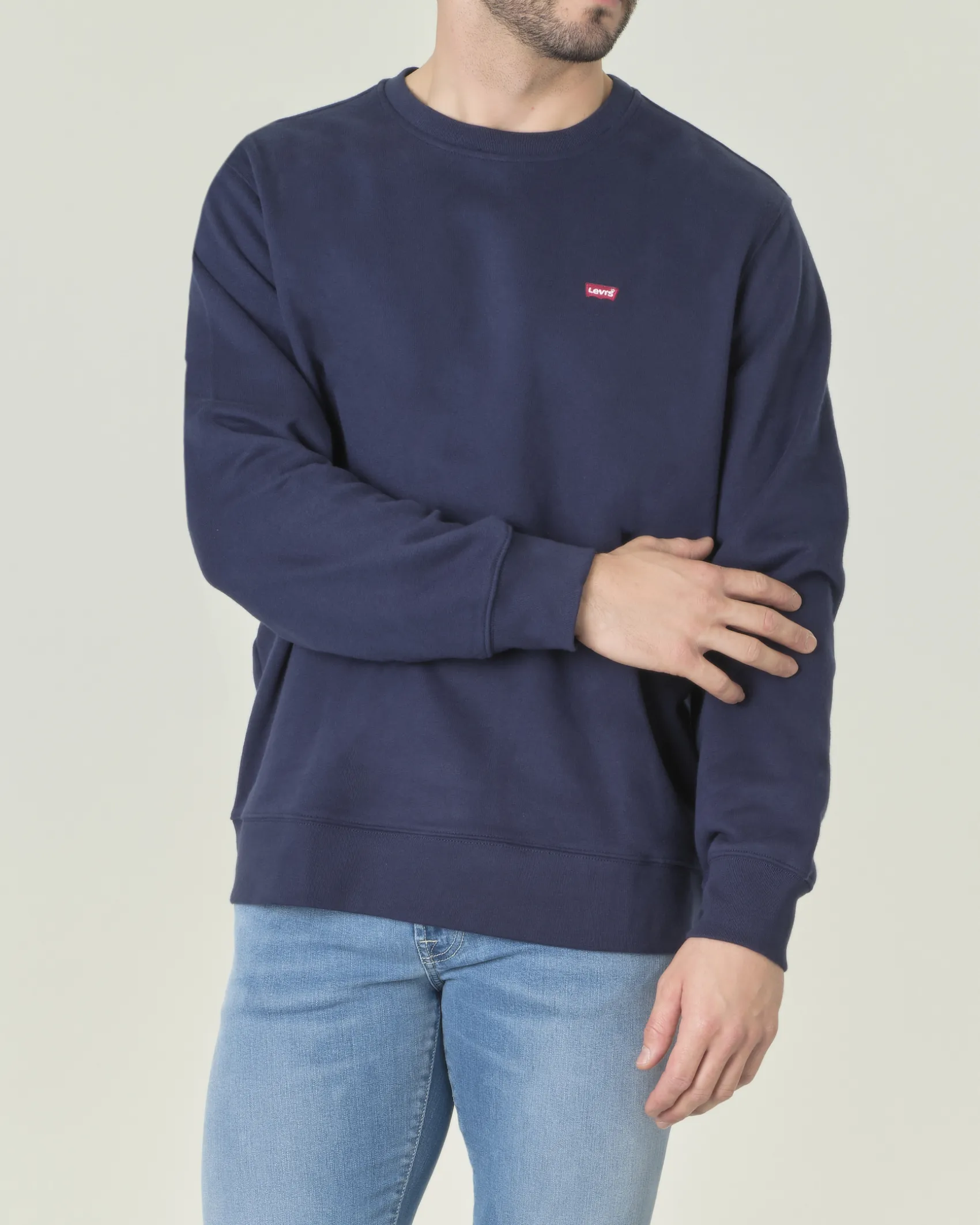 Felpa girocollo Levi's blu in puro cotone con mini logo batwig rosso ricamato sul petto