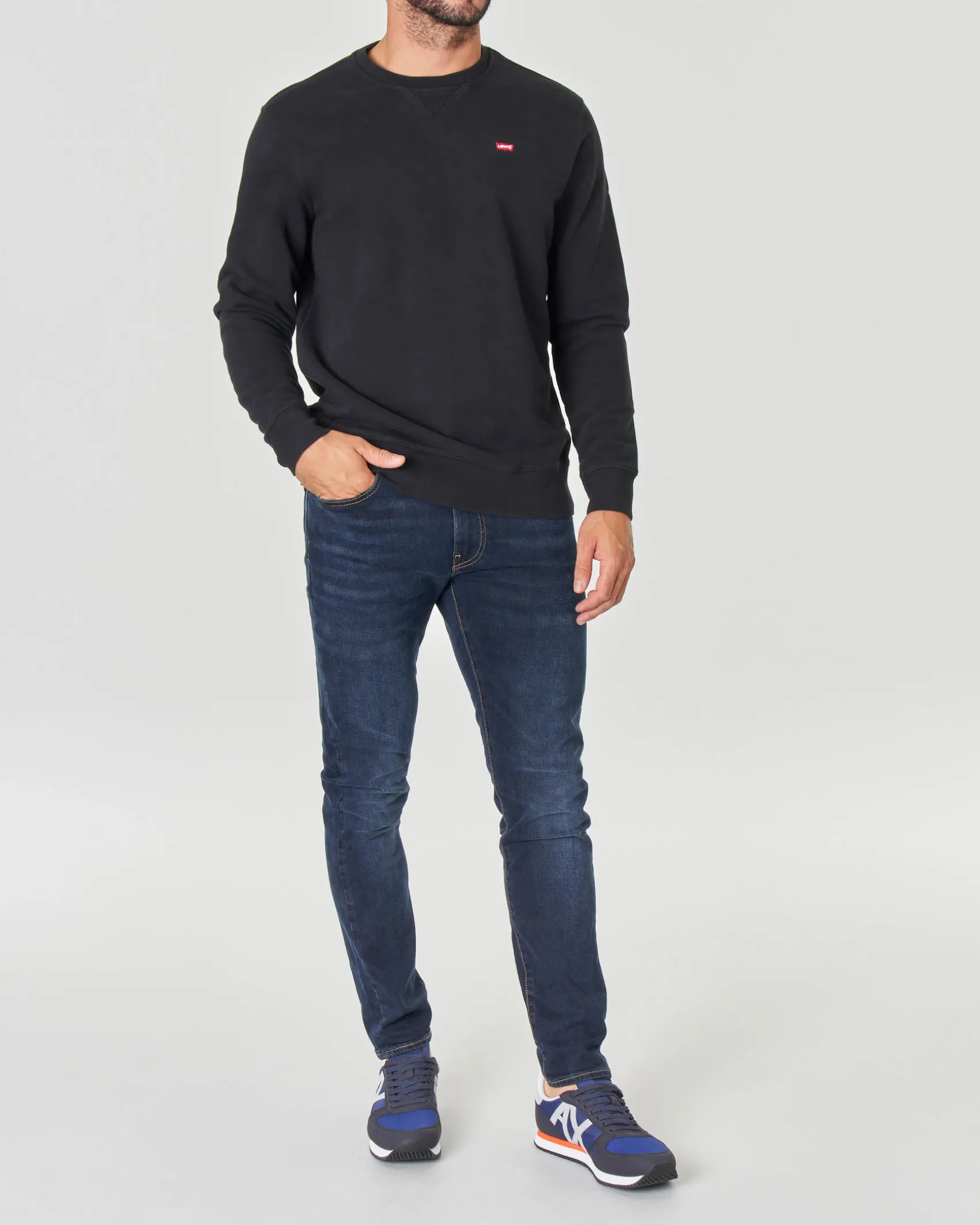 Felpa Levi's nera girocollo con logo batwing piccolo ricamato sul petto