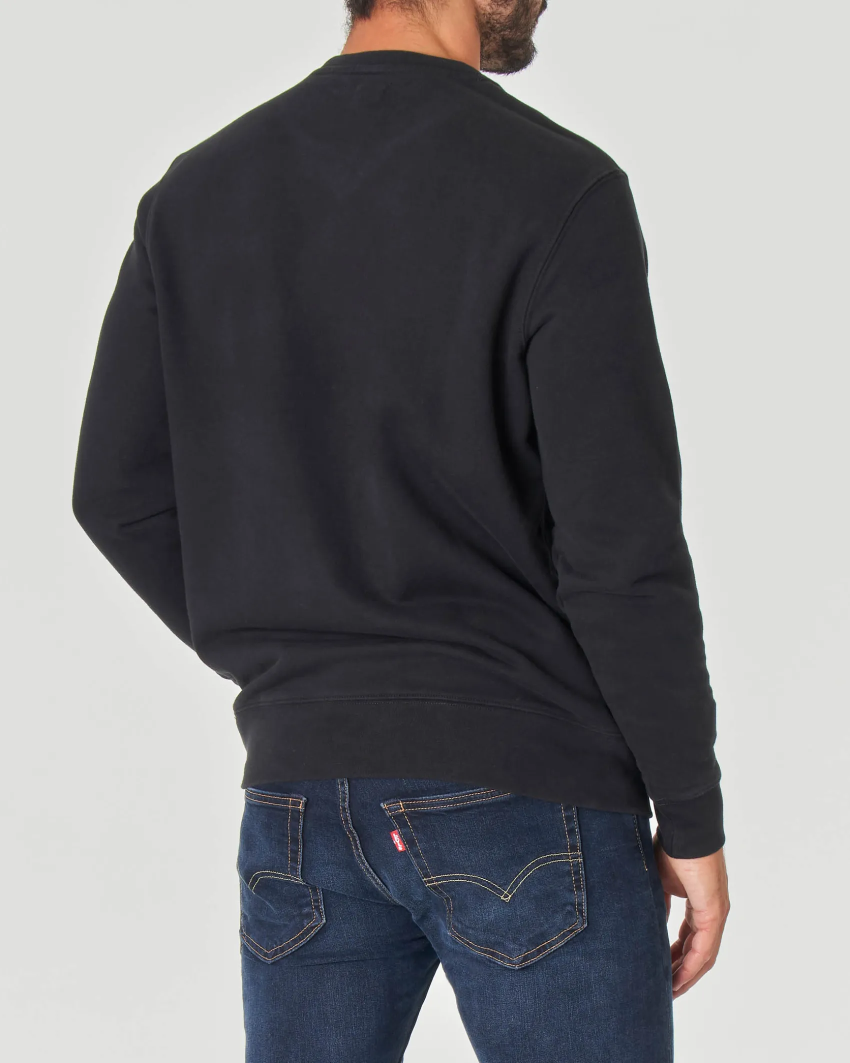 Felpa Levi's nera girocollo con logo batwing piccolo ricamato sul petto
