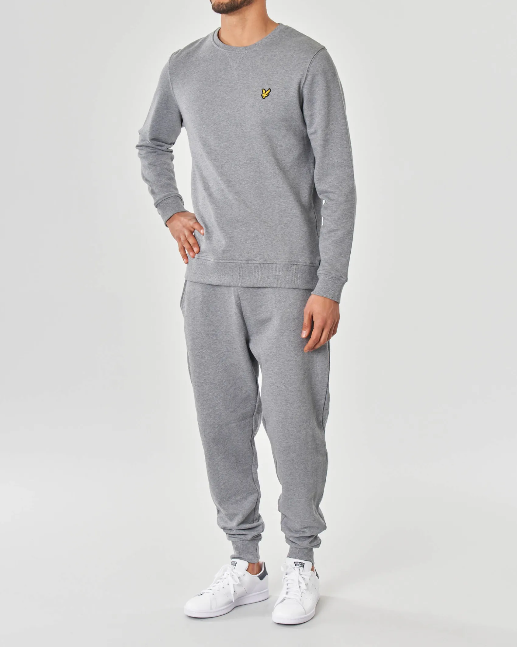 Felpa Lyle & Scott grigia girocollo con logo aquila gialla ricamato sul petto