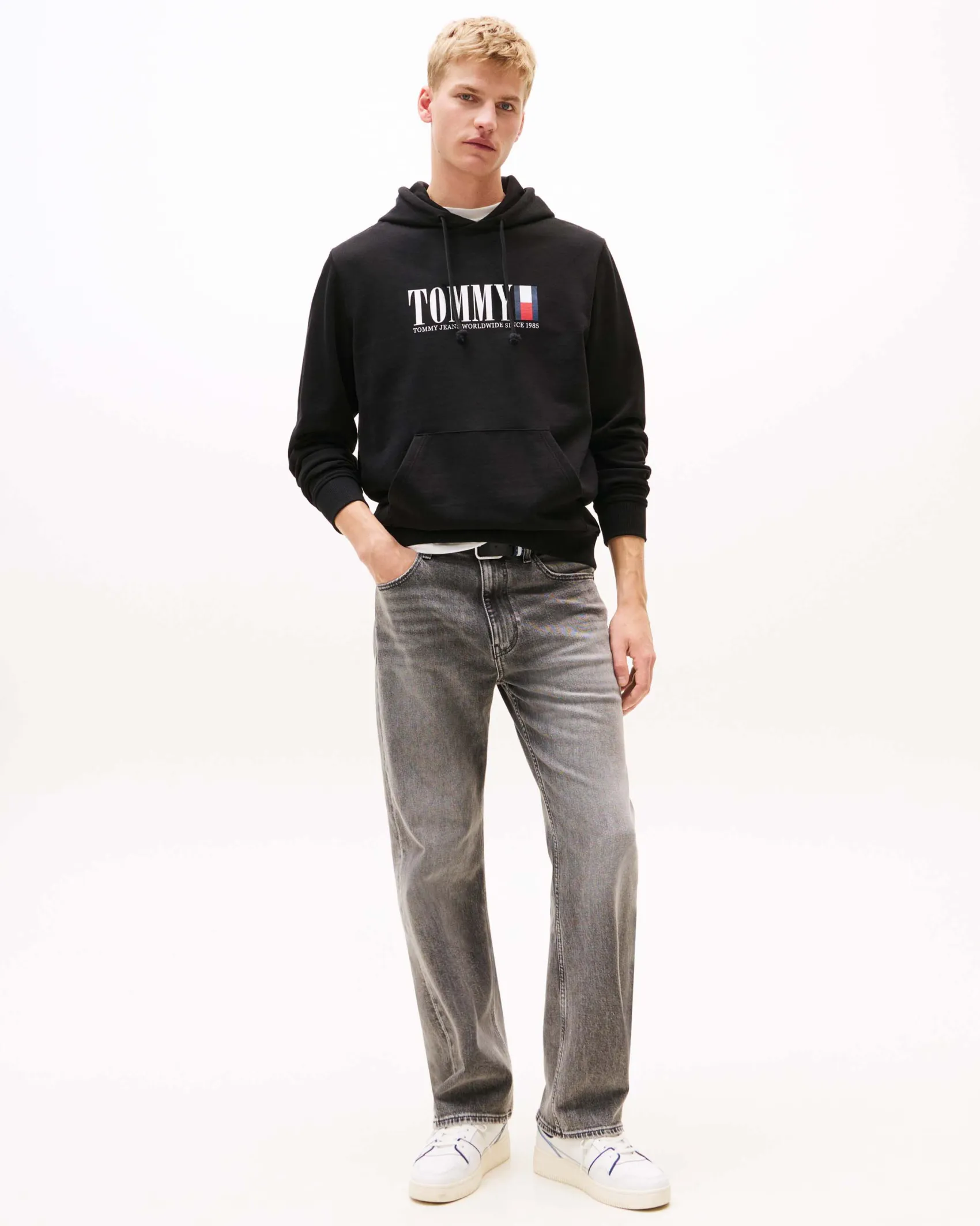 Felpa Tommy Jeans nera con cappuccio tasche a marsupio e logo stampato