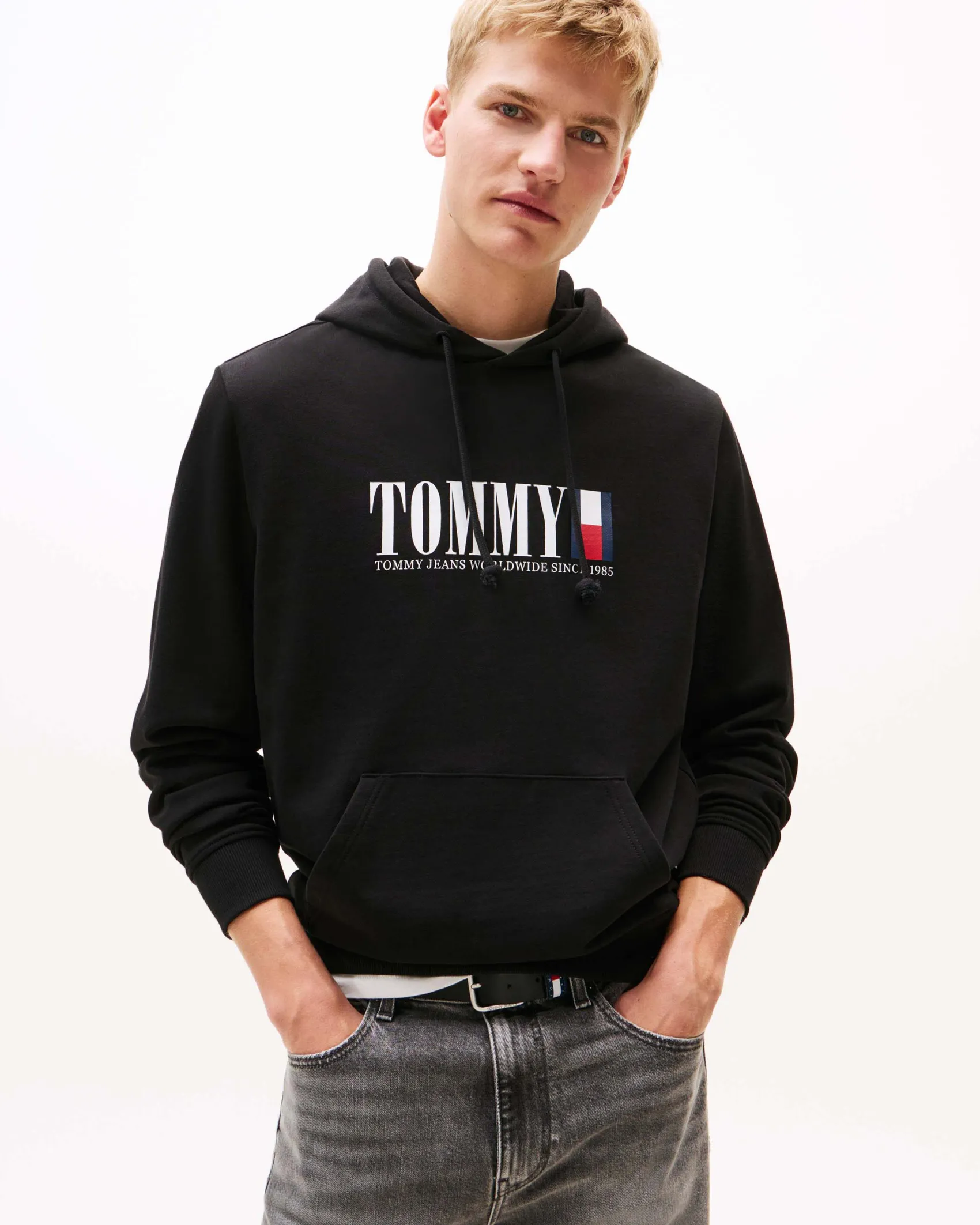 Felpa Tommy Jeans nera con cappuccio tasche a marsupio e logo stampato