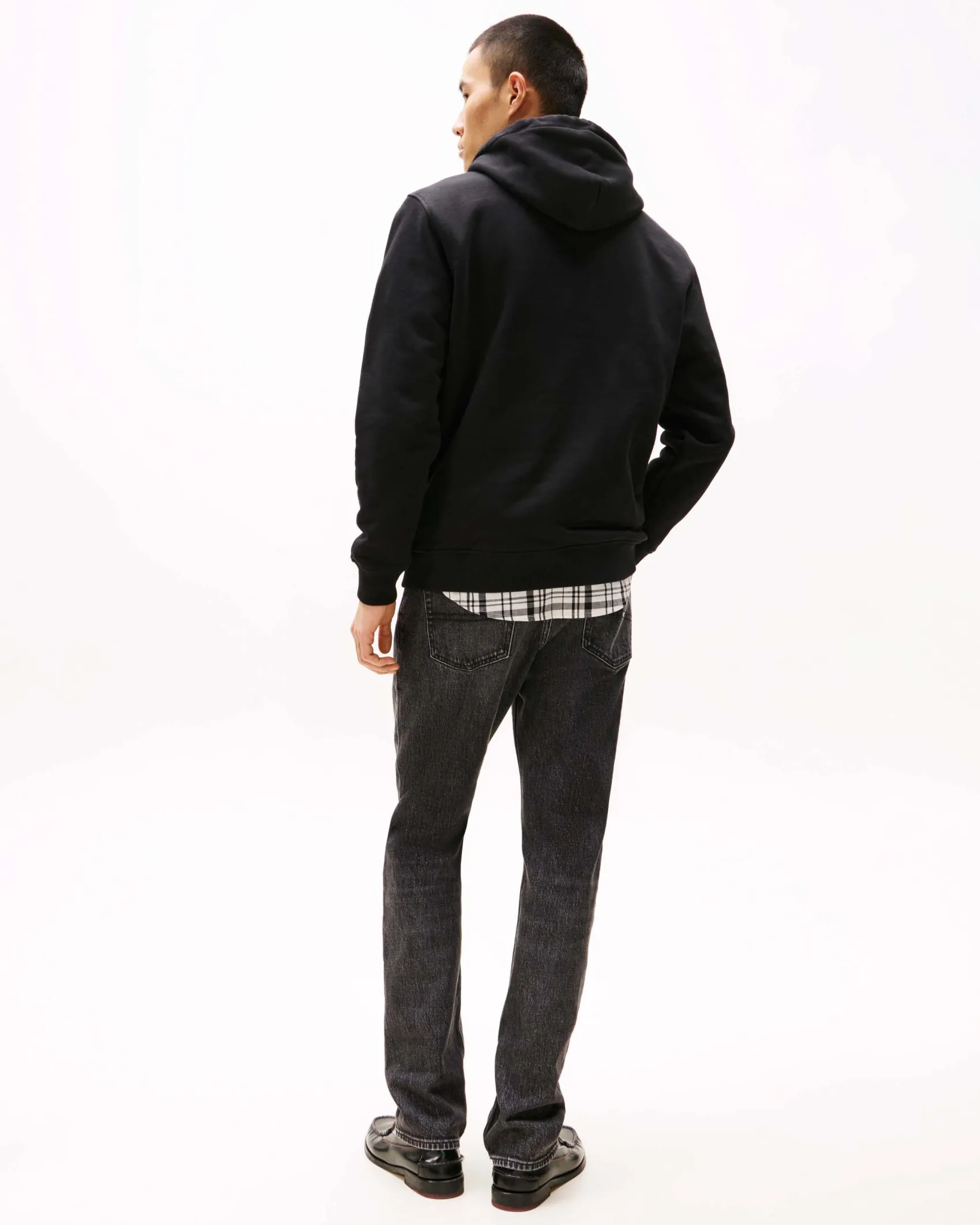 Felpa Tommy Jeans nera con cappuccio e tasche a marsupio