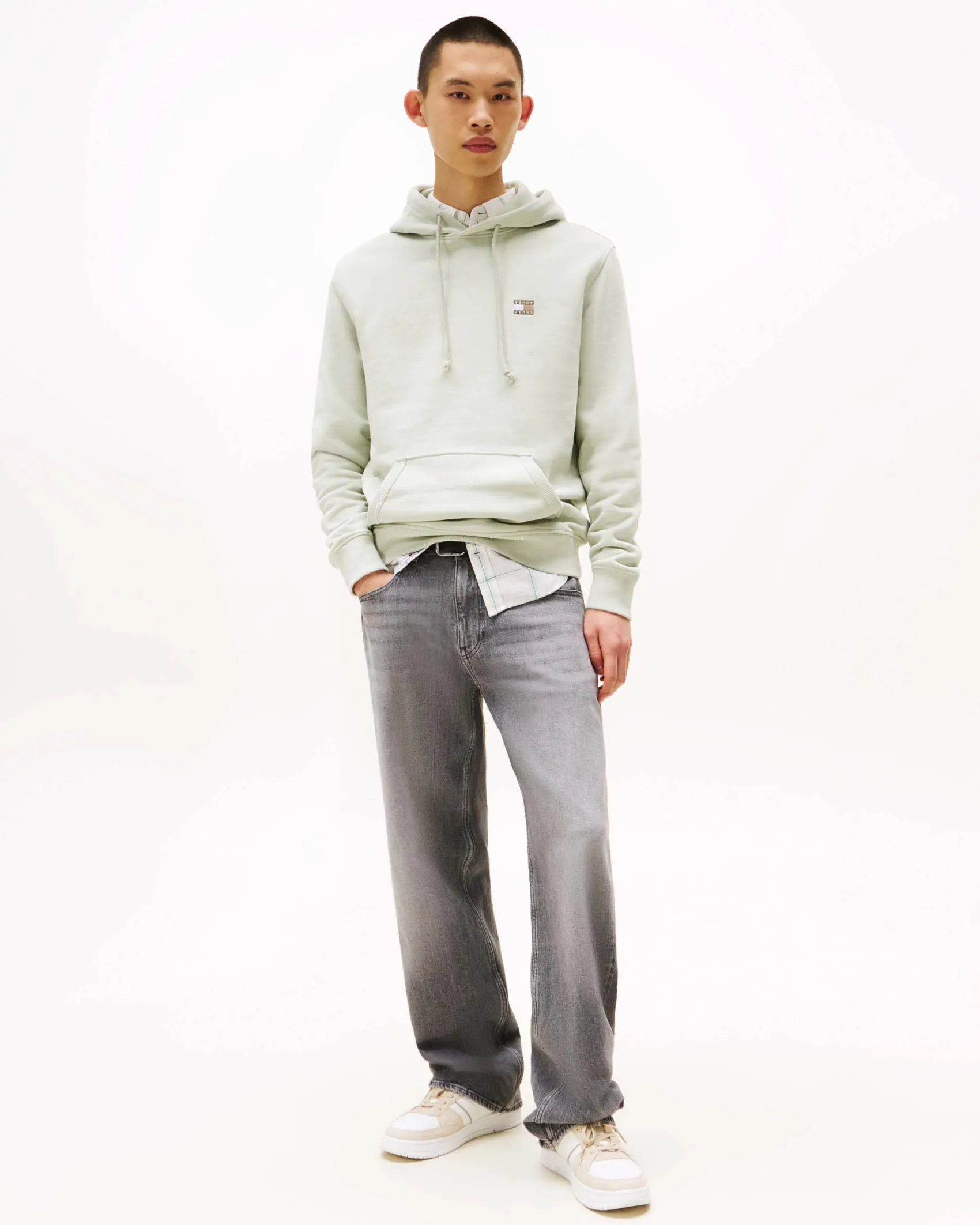 Felpa Tommy Jeans salvia con cappuccio e tasche a marsupio