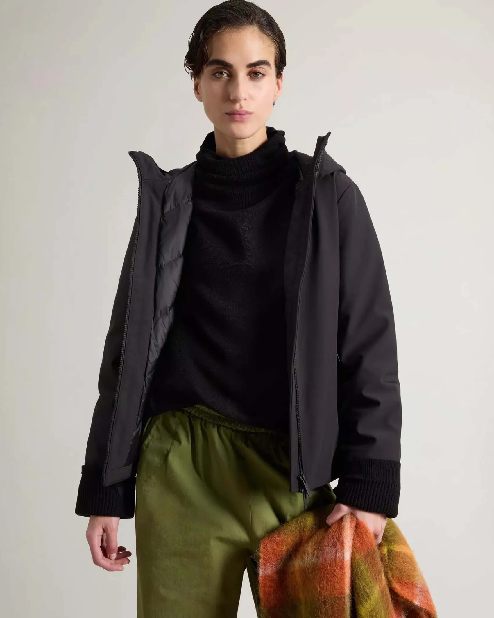 Firth Parka nero corto con cappuccio imbottito in piuma naturale in tessuto impermeabile antivento