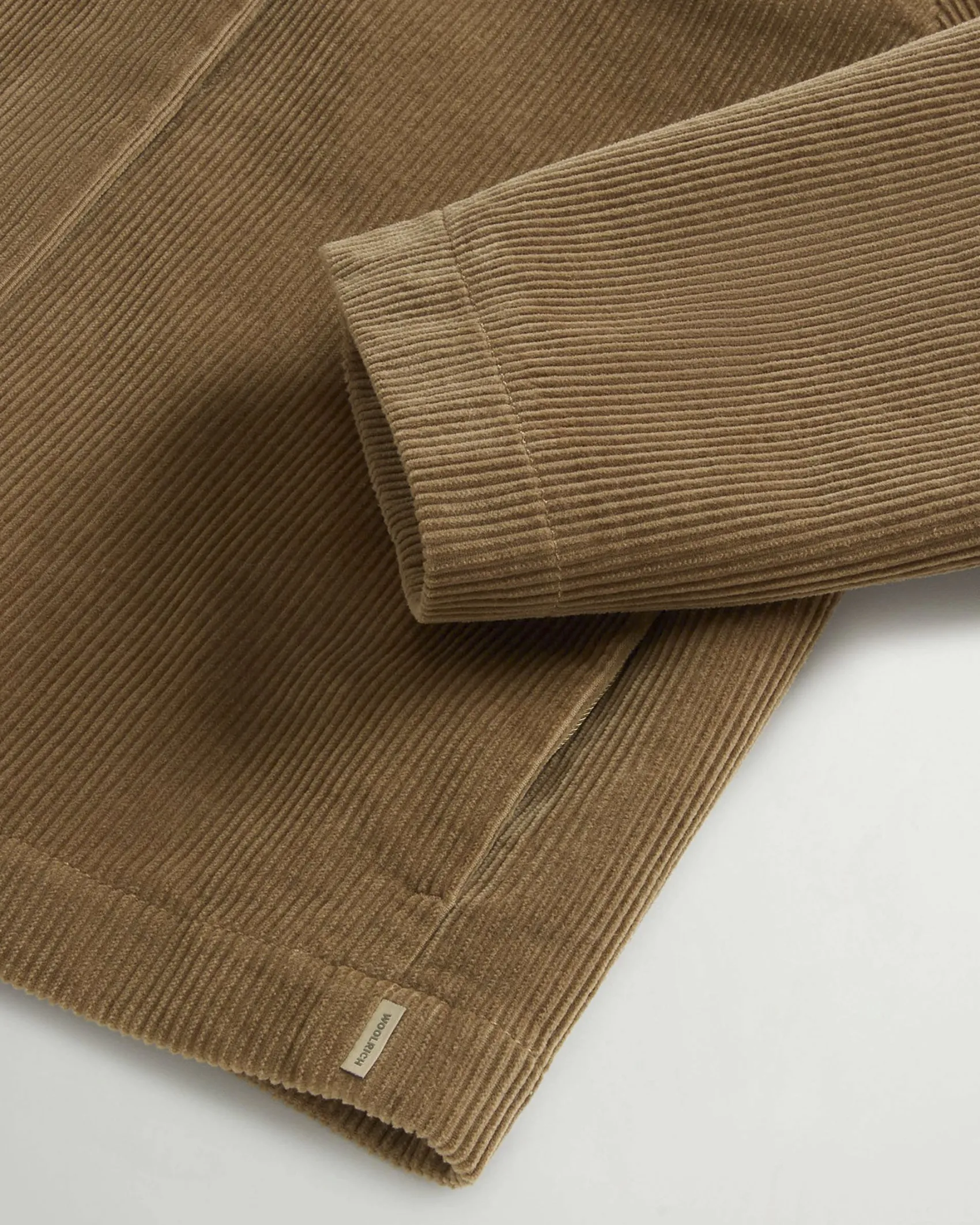 Giacca color cammello Woolrich in velluto a costine di cotone con colletto a camicia