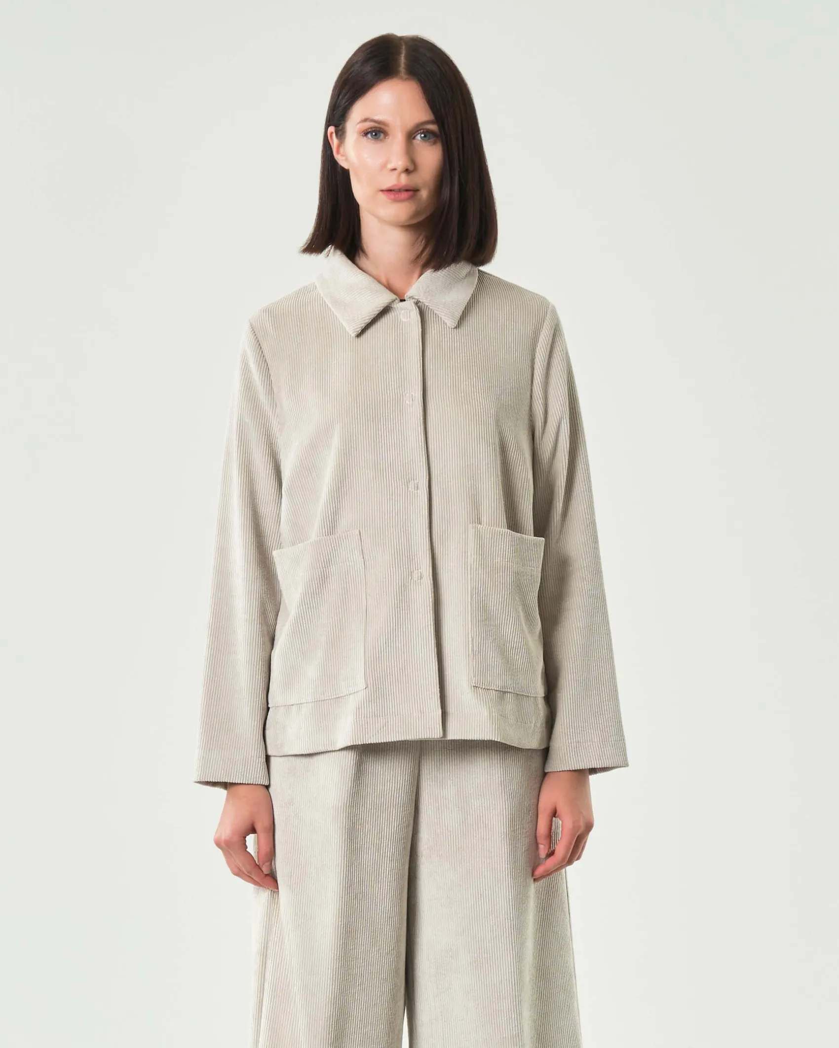Giacca color gesso Jurerê in velluto di cotone a coste con colletto a camicia