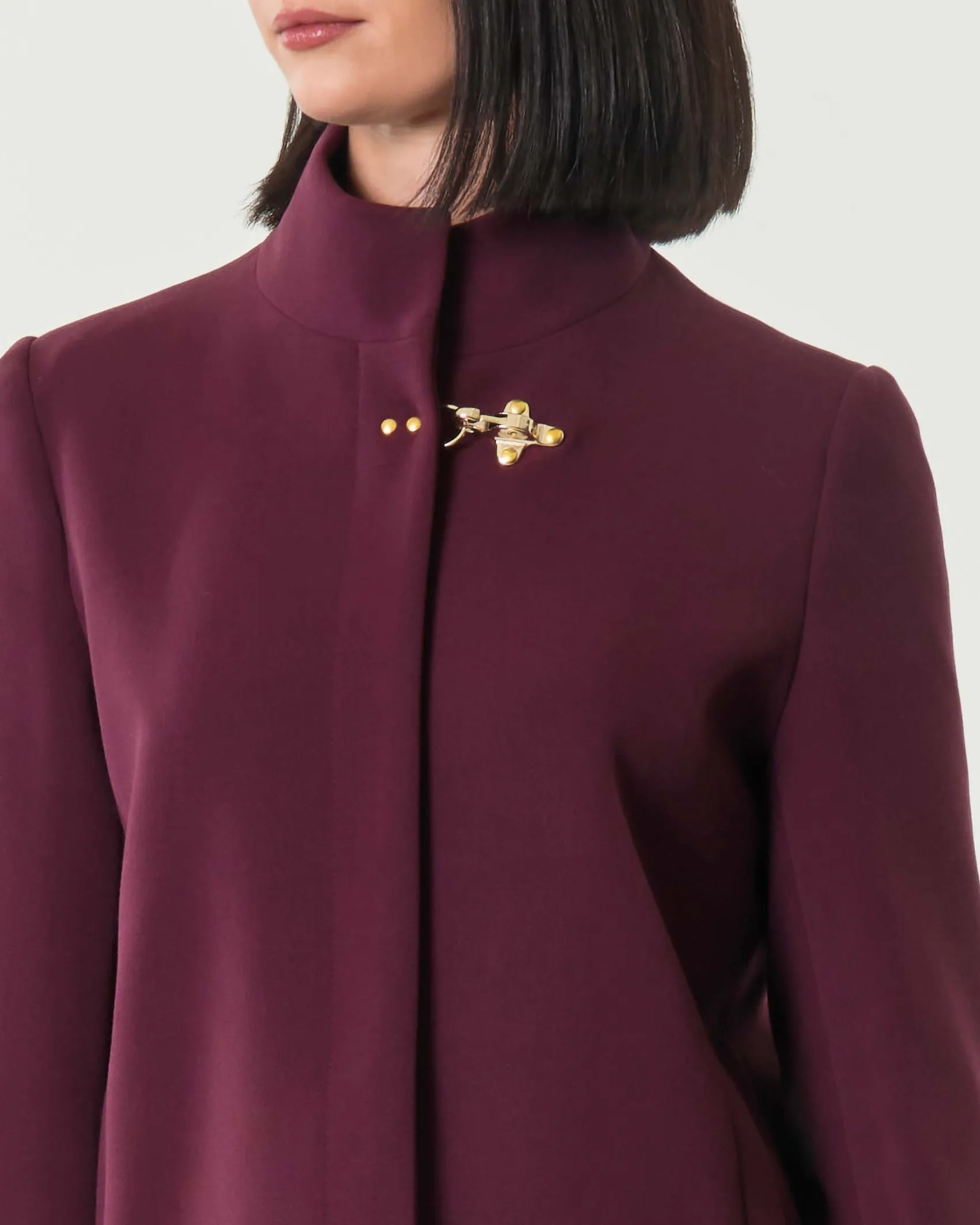 Giacca Hlo! bordeaux in crêpe con gancio di chiusura sul colletto alto