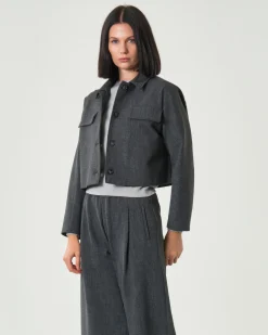 Giacca Hlo! grigio antracite cropped con colletto a camicia e taschini con patta