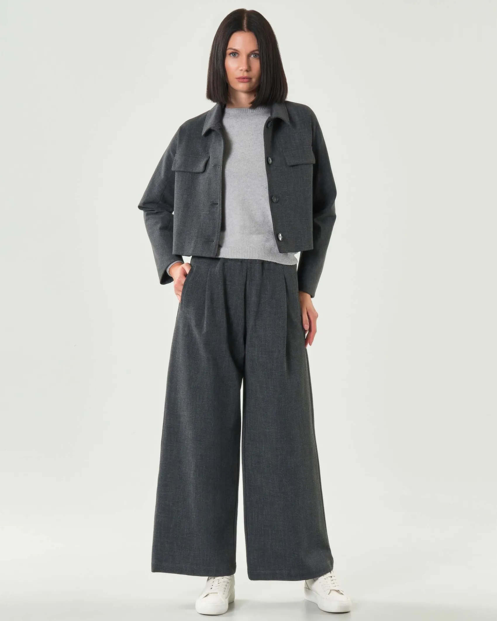 Giacca Hlo! grigio antracite cropped con colletto a camicia e taschini con patta
