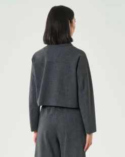 Giacca Hlo! grigio antracite cropped con colletto a camicia e taschini con patta
