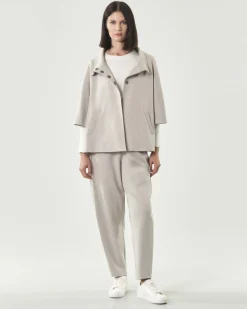 Giacca Jurerê color ghiaccio in misto viscosa stretch punto Milano con colletto in piedi e maniche al gomito