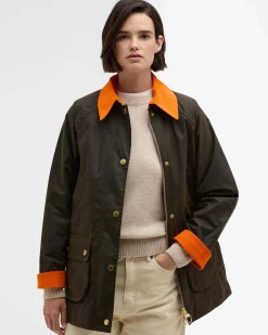Giacca Modern Beadnell Barbour verde oliva in cotone cerato Thornproof con colletto e fodera arancioni