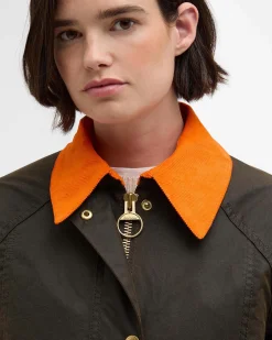 Giacca Modern Beadnell Barbour verde oliva in cotone cerato Thornproof con colletto e fodera arancioni