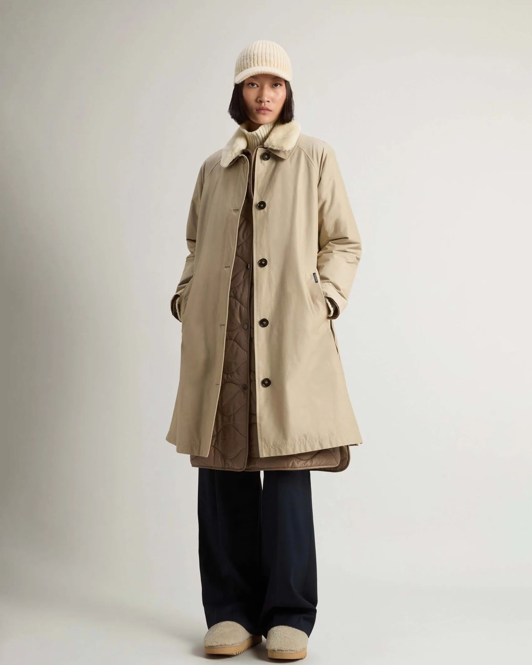 Giaccone color sabbia Woolrich 2 in 1 costituito da due strati sovrapponibili con colletto in ecopelliccia bianca