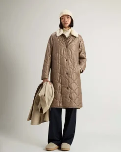 Giaccone color sabbia Woolrich 2 in 1 costituito da due strati sovrapponibili con colletto in ecopelliccia bianca