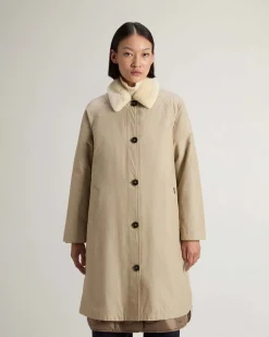 Giaccone color sabbia Woolrich 2 in 1 costituito da due strati sovrapponibili con colletto in ecopelliccia bianca